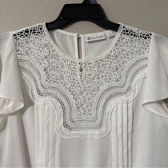 #620 New york & company Crochet ruffle blouse size medium - Picture 2 of 8